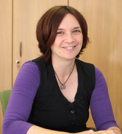 Barbara Schütte - Fachliche Leiterin Gebärdensprachdolmetschen und Gebärdensprachkurse Barbara Schütte - Leiterin der Landesdolmetscherzentrale und Fachbereichsleiterin für Gebärdensprache und Kommunikation